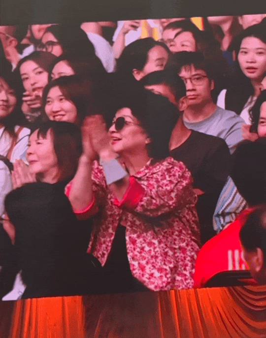 第一配资门户 76岁徐小凤罕见现身张碧晨演唱会，挥手比心经典代表作是《风的季节》